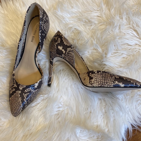 Gianni Bini snake print high heal pumps, size 8. Heal is 3,5 inch high. - Picture 3 of 8